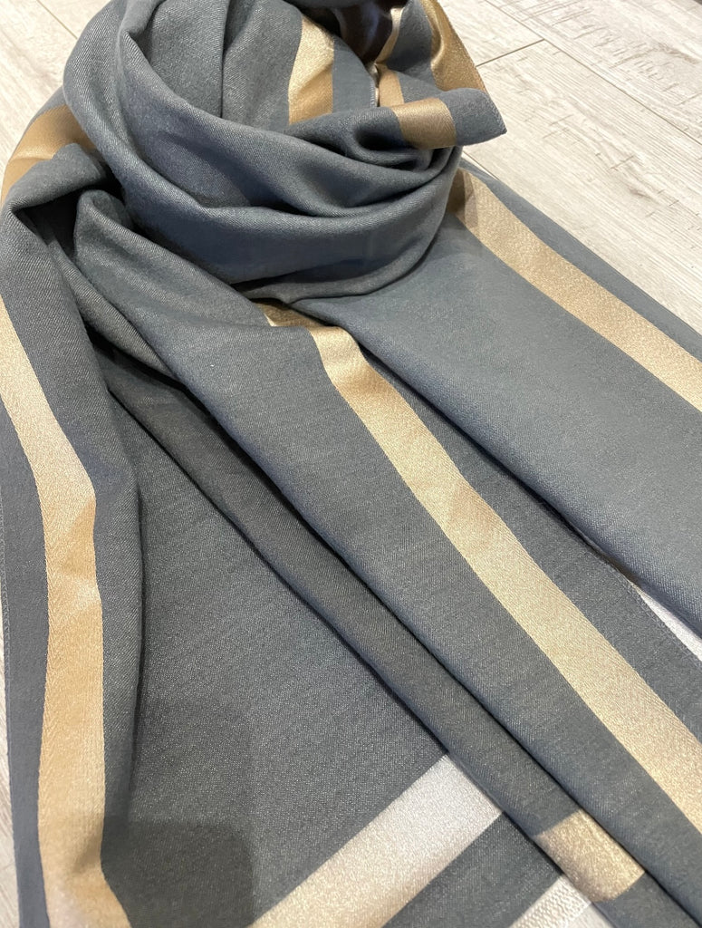 Stay In Line Scarf Grey & Gold